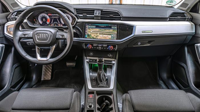Το καλύτερο εσωτερικό το συναντάμε στο Audi Q3 με τα μπροστινά καθίσματα να είναι μεγάλα και άνετα και τον οδηγό να έχει στη διάθεση του ένα υπερσύγχρονο τεχνολογικό εξοπλισμό.